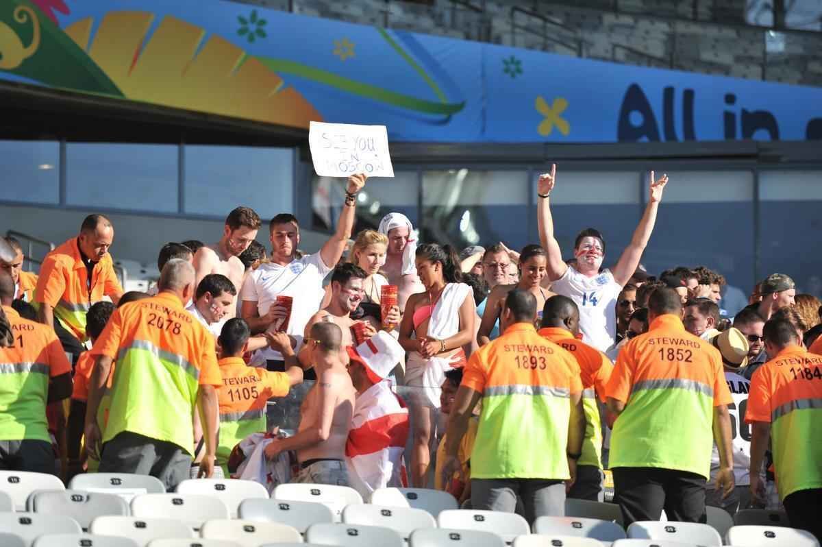 Encerrado o jogo, choque reteve ingleses no estdio por algum tempo para evitar atrito com brasileiros