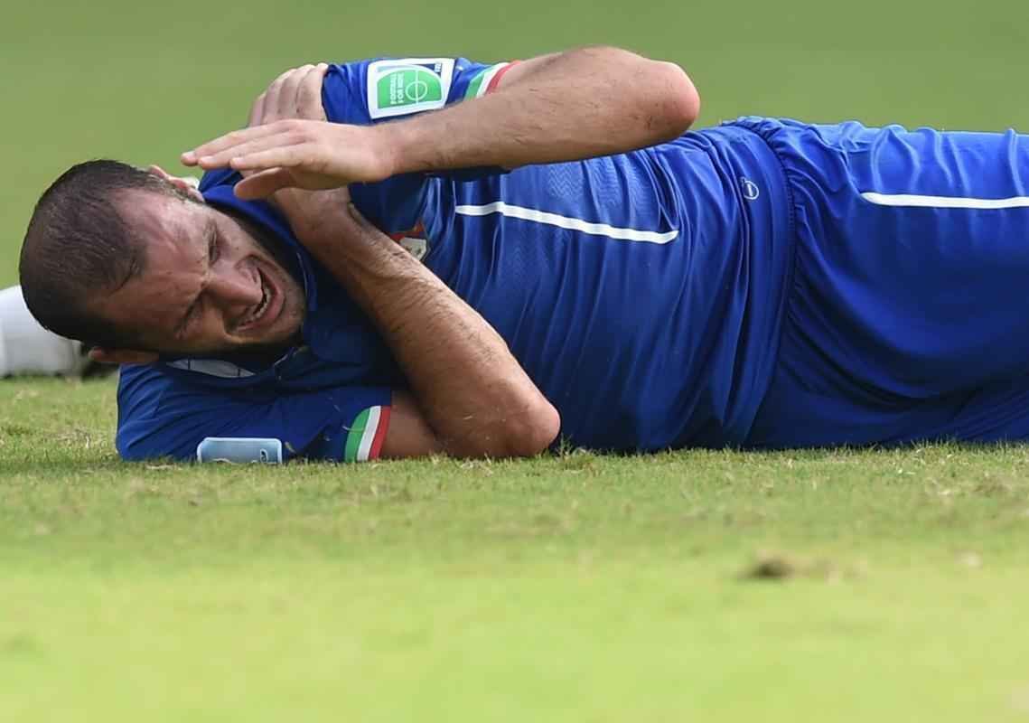 Atacante Luis Surez de uma mordida no zagueiro italiano Chiellini no segundo tempo do duelo entre as selees na Arena das Dunas, em Natal; cmeras de longo alcance flagraram marcas no ombro da 'vtima'