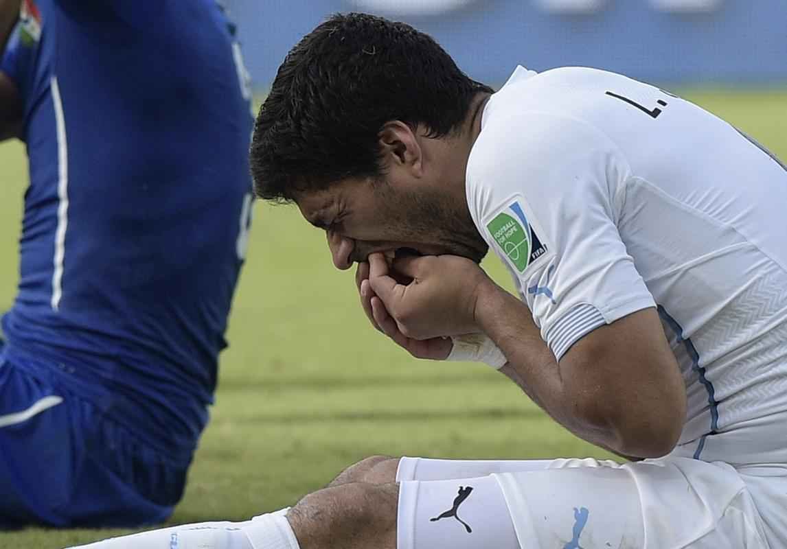 Atacante Luis Surez de uma mordida no zagueiro italiano Chiellini no segundo tempo do duelo entre as selees na Arena das Dunas, em Natal; cmeras de longo alcance flagraram marcas no ombro da 'vtima'