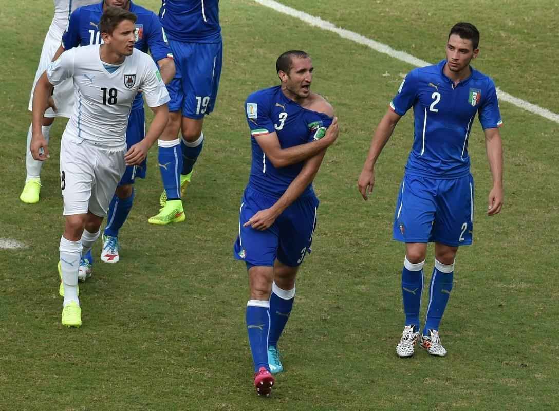 Atacante Luis Surez de uma mordida no zagueiro italiano Chiellini no segundo tempo do duelo entre as selees na Arena das Dunas, em Natal; cmeras de longo alcance flagraram marcas no ombro da 'vtima'