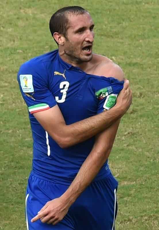 Atacante Luis Surez de uma mordida no zagueiro italiano Chiellini no segundo tempo do duelo entre as selees na Arena das Dunas, em Natal; cmeras de longo alcance flagraram marcas no ombro da 'vtima'