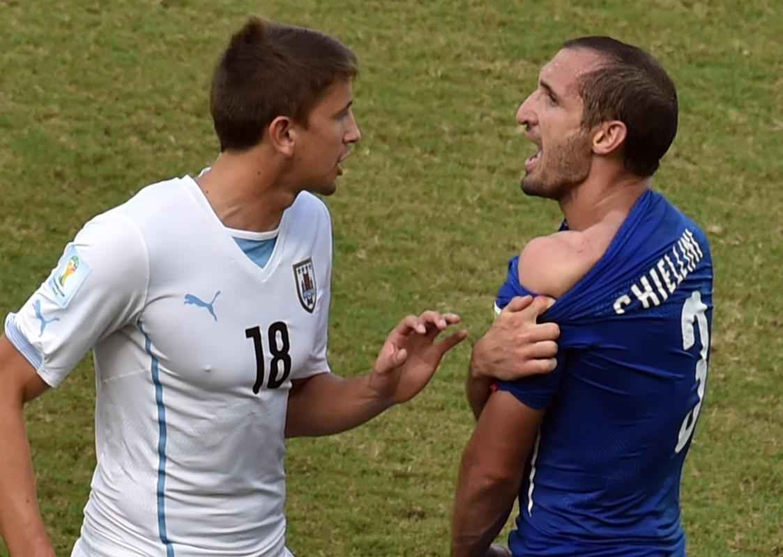 Atacante Luis Surez de uma mordida no zagueiro italiano Chiellini no segundo tempo do duelo entre as selees na Arena das Dunas, em Natal; cmeras de longo alcance flagraram marcas no ombro da 'vtima'