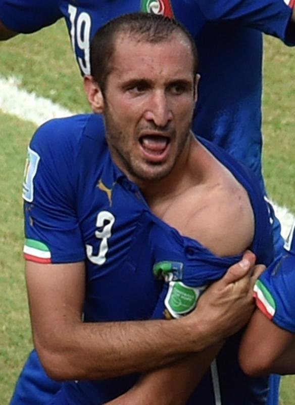 Atacante Luis Surez de uma mordida no zagueiro italiano Chiellini no segundo tempo do duelo entre as selees na Arena das Dunas, em Natal; cmeras de longo alcance flagraram marcas no ombro da 'vtima'