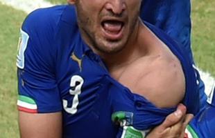 Atacante Luis Surez de uma mordida no zagueiro italiano Chiellini no segundo tempo do duelo entre as selees na Arena das Dunas, em Natal; cmeras de longo alcance flagraram marcas no ombro da 'vtima'