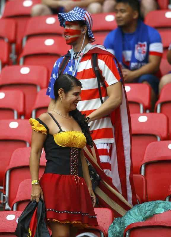 Fotos: torcidas de Estados Unidos e Alemanha na Arena Pernambuco