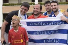 Diante do hotel, torcedores uruguaios levaram faixa de apoio ao jogador suspenso pela Fifa