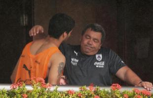 Luis Surez j se desligou da Celeste em Natal e assistir restante da Copa em Montevidu. Na foto, ele se despede de funcionrios