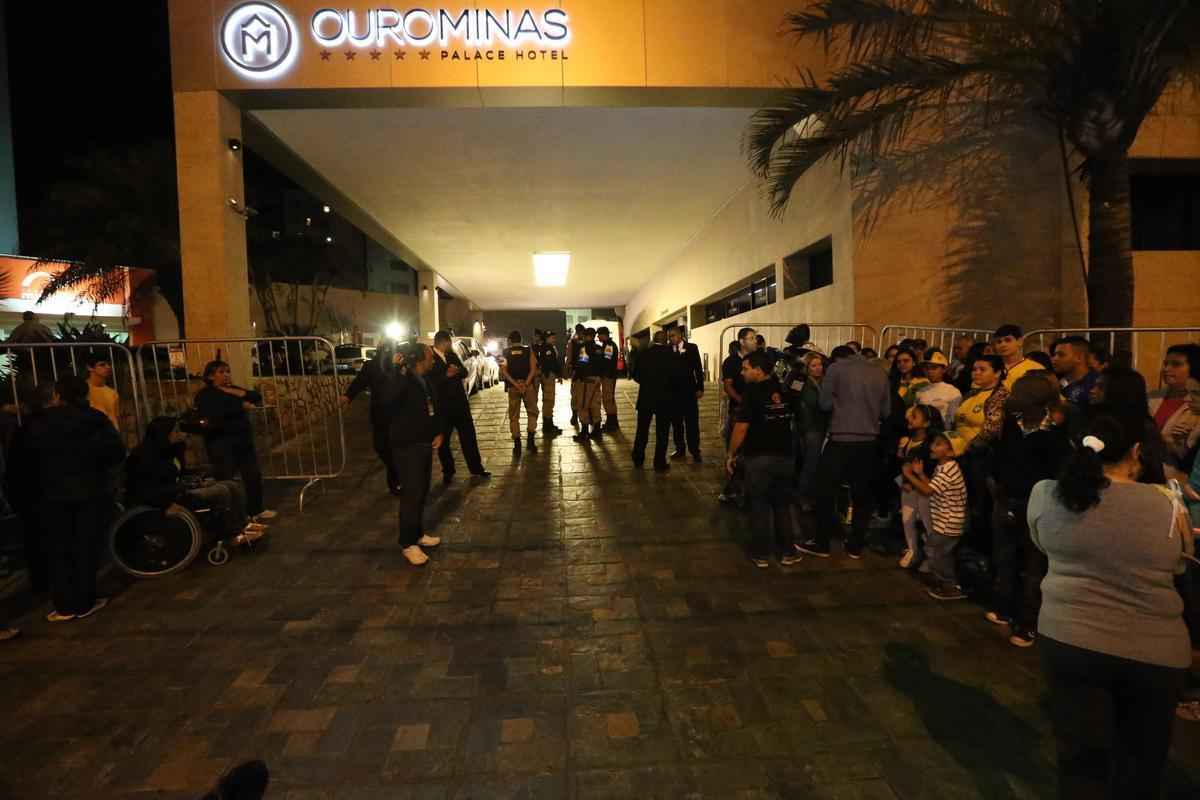 Na expectativa de verem os jogadores da Seleo Brasileira, torcedores se aglomeram em frente ao hotel Ouro Minas, local aonde a delegao fica hospedada at sbado