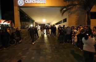 Na expectativa de verem os jogadores da Seleo Brasileira, torcedores se aglomeram em frente ao hotel Ouro Minas, local aonde a delegao fica hospedada at sbado