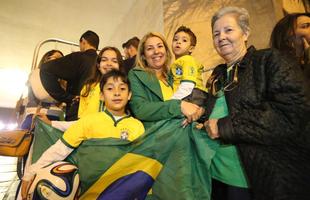 Na expectativa de verem os jogadores da Seleo Brasileira, torcedores se aglomeram em frente ao hotel Ouro Minas, local aonde a delegao fica hospedada at sbado