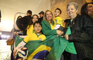 Na expectativa de verem os jogadores da Seleo Brasileira, torcedores se aglomeram em frente ao hotel Ouro Minas, local aonde a delegao fica hospedada at sbado