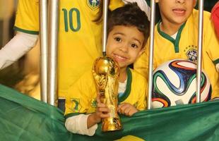 Na expectativa de verem os jogadores da Seleo Brasileira, torcedores se aglomeram em frente ao hotel Ouro Minas, local aonde a delegao fica hospedada at sbado