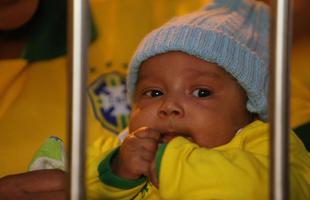 Na expectativa de verem os jogadores da Seleo Brasileira, torcedores se aglomeram em frente ao hotel Ouro Minas, local aonde a delegao fica hospedada at sbado