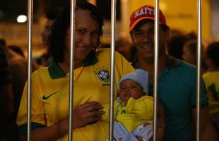 Na expectativa de verem os jogadores da Seleo Brasileira, torcedores se aglomeram em frente ao hotel Ouro Minas, local aonde a delegao fica hospedada at sbado