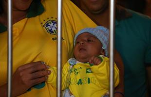 Na expectativa de verem os jogadores da Seleo Brasileira, torcedores se aglomeram em frente ao hotel Ouro Minas, local aonde a delegao fica hospedada at sbado