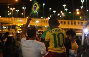 Na expectativa de verem os jogadores da Seleo Brasileira, torcedores se aglomeram em frente ao hotel Ouro Minas, local aonde a delegao fica hospedada at sbado