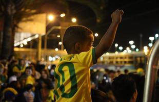 Na expectativa de verem os jogadores da Seleo Brasileira, torcedores se aglomeram em frente ao hotel Ouro Minas, local aonde a delegao fica hospedada at sbado