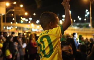 Na expectativa de verem os jogadores da Seleo Brasileira, torcedores se aglomeram em frente ao hotel Ouro Minas, local aonde a delegao fica hospedada at sbado