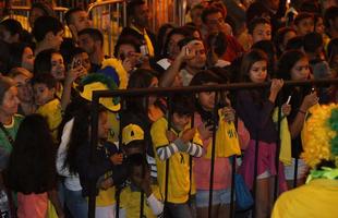 Na expectativa de verem os jogadores da Seleo Brasileira, torcedores se aglomeram em frente ao hotel Ouro Minas, local aonde a delegao fica hospedada at sbado