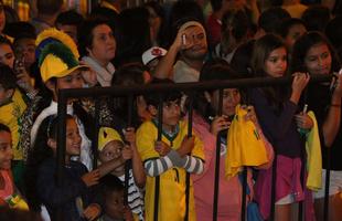 Na expectativa de verem os jogadores da Seleo Brasileira, torcedores se aglomeram em frente ao hotel Ouro Minas, local aonde a delegao fica hospedada at sbado