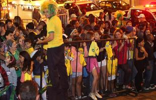 Na expectativa de verem os jogadores da Seleo Brasileira, torcedores se aglomeram em frente ao hotel Ouro Minas, local aonde a delegao fica hospedada at sbado