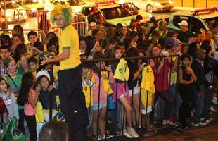 Na expectativa de verem os jogadores da Seleo Brasileira, torcedores se aglomeram em frente ao hotel Ouro Minas, local aonde a delegao fica hospedada at sbado