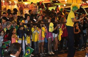 Na expectativa de verem os jogadores da Seleo Brasileira, torcedores se aglomeram em frente ao hotel Ouro Minas, local aonde a delegao fica hospedada at sbado