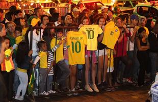 Na expectativa de verem os jogadores da Seleo Brasileira, torcedores se aglomeram em frente ao hotel Ouro Minas, local aonde a delegao fica hospedada at sbado