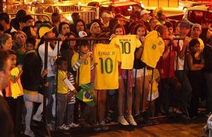 Na expectativa de verem os jogadores da Seleo Brasileira, torcedores se aglomeram em frente ao hotel Ouro Minas, local aonde a delegao fica hospedada at sbado