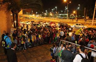 Na expectativa de verem os jogadores da Seleo Brasileira, torcedores se aglomeram em frente ao hotel Ouro Minas, local aonde a delegao fica hospedada at sbado