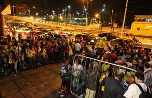 Na expectativa de verem os jogadores da Seleo Brasileira, torcedores se aglomeram em frente ao hotel Ouro Minas, local aonde a delegao fica hospedada at sbado