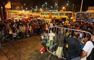 Na expectativa de verem os jogadores da Seleo Brasileira, torcedores se aglomeram em frente ao hotel Ouro Minas, local aonde a delegao fica hospedada at sbado