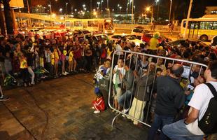 Na expectativa de verem os jogadores da Seleo Brasileira, torcedores se aglomeram em frente ao hotel Ouro Minas, local aonde a delegao fica hospedada at sbado