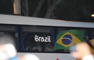 Recepcionada por festa de torcedores, Seleo Brasileira chegou a hotel em Belo Horizonte na noite desta quinta-feira