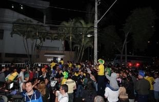 Recepcionada por festa de torcedores, Seleo Brasileira chegou a hotel em Belo Horizonte na noite desta quinta-feira