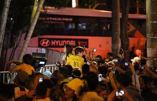 Recepcionada por festa de torcedores, Seleo Brasileira chegou a hotel em Belo Horizonte na noite desta quinta-feira