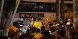 Recepcionada por festa de torcedores, Seleo Brasileira chegou a hotel em Belo Horizonte na noite desta quinta-feira