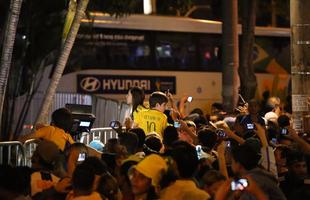 Recepcionada por festa de torcedores, Seleo Brasileira chegou a hotel em Belo Horizonte na noite desta quinta-feira