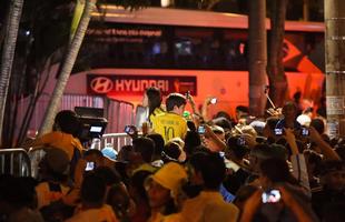 Recepcionada por festa de torcedores, Seleo Brasileira chegou a hotel em Belo Horizonte na noite desta quinta-feira