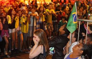 Recepcionada por festa de torcedores, Seleo Brasileira chegou a hotel em Belo Horizonte na noite desta quinta-feira