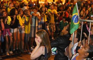 Recepcionada por festa de torcedores, Seleo Brasileira chegou a hotel em Belo Horizonte na noite desta quinta-feira