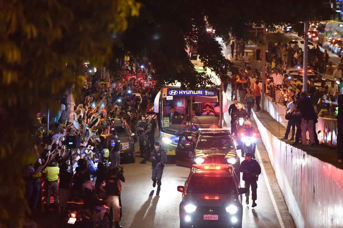 Recepcionada por festa de torcedores, Seleo Brasileira chegou a hotel em Belo Horizonte na noite desta quinta-feira