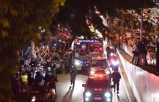 Recepcionada por festa de torcedores, Seleo Brasileira chegou a hotel em Belo Horizonte na noite desta quinta-feira