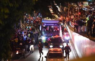 Recepcionada por festa de torcedores, Seleo Brasileira chegou a hotel em Belo Horizonte na noite desta quinta-feira