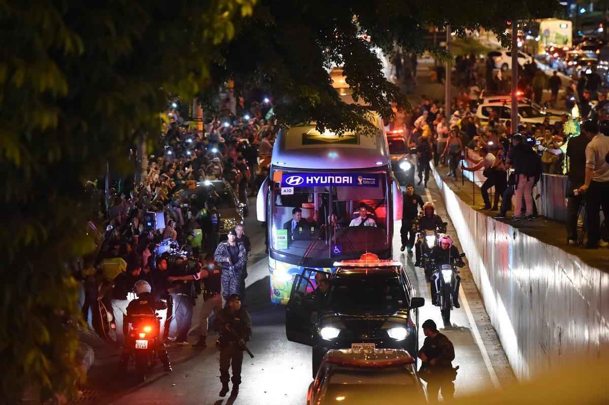 Recepcionada por festa de torcedores, Seleo Brasileira chegou a hotel em Belo Horizonte na noite desta quinta-feira