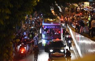 Recepcionada por festa de torcedores, Seleo Brasileira chegou a hotel em Belo Horizonte na noite desta quinta-feira