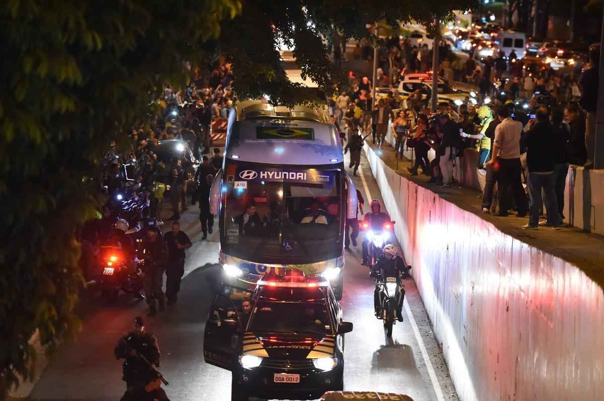 Recepcionada por festa de torcedores, Seleo Brasileira chegou a hotel em Belo Horizonte na noite desta quinta-feira