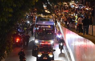 Recepcionada por festa de torcedores, Seleo Brasileira chegou a hotel em Belo Horizonte na noite desta quinta-feira