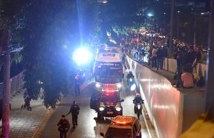 Recepcionada por festa de torcedores, Seleo Brasileira chegou a hotel em Belo Horizonte na noite desta quinta-feira