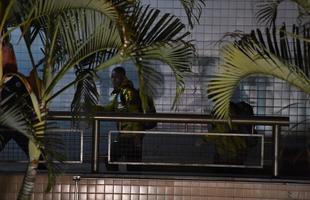 Recepcionada por festa de torcedores, Seleo Brasileira chegou a hotel em Belo Horizonte na noite desta quinta-feira